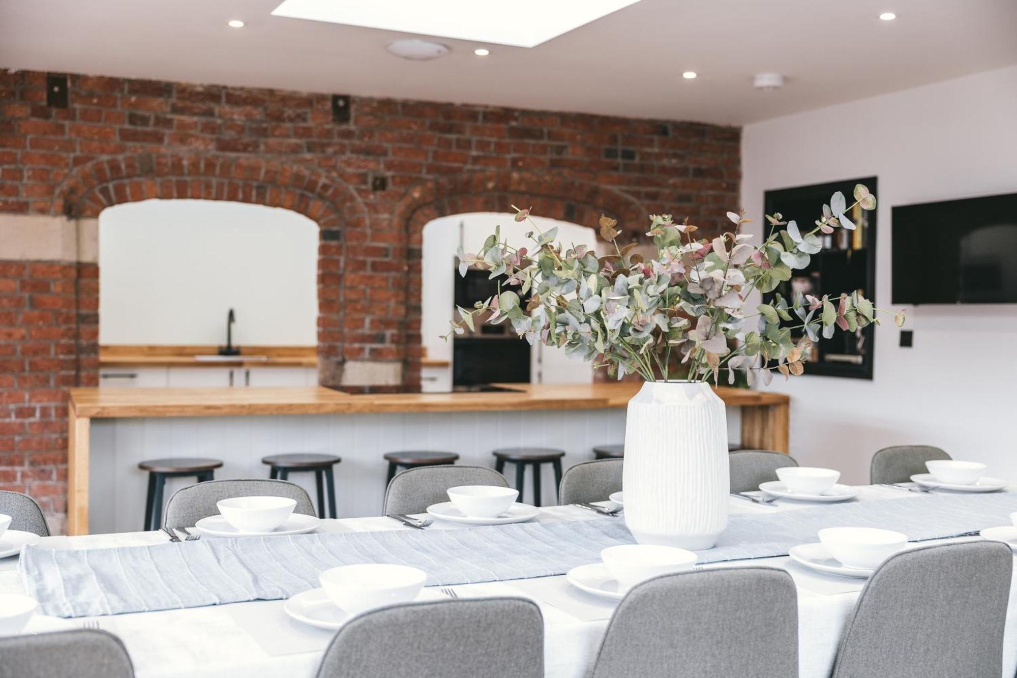 House With A Cinema And Games Room, Sleeps 17 Shrewsbury Bagian luar foto
