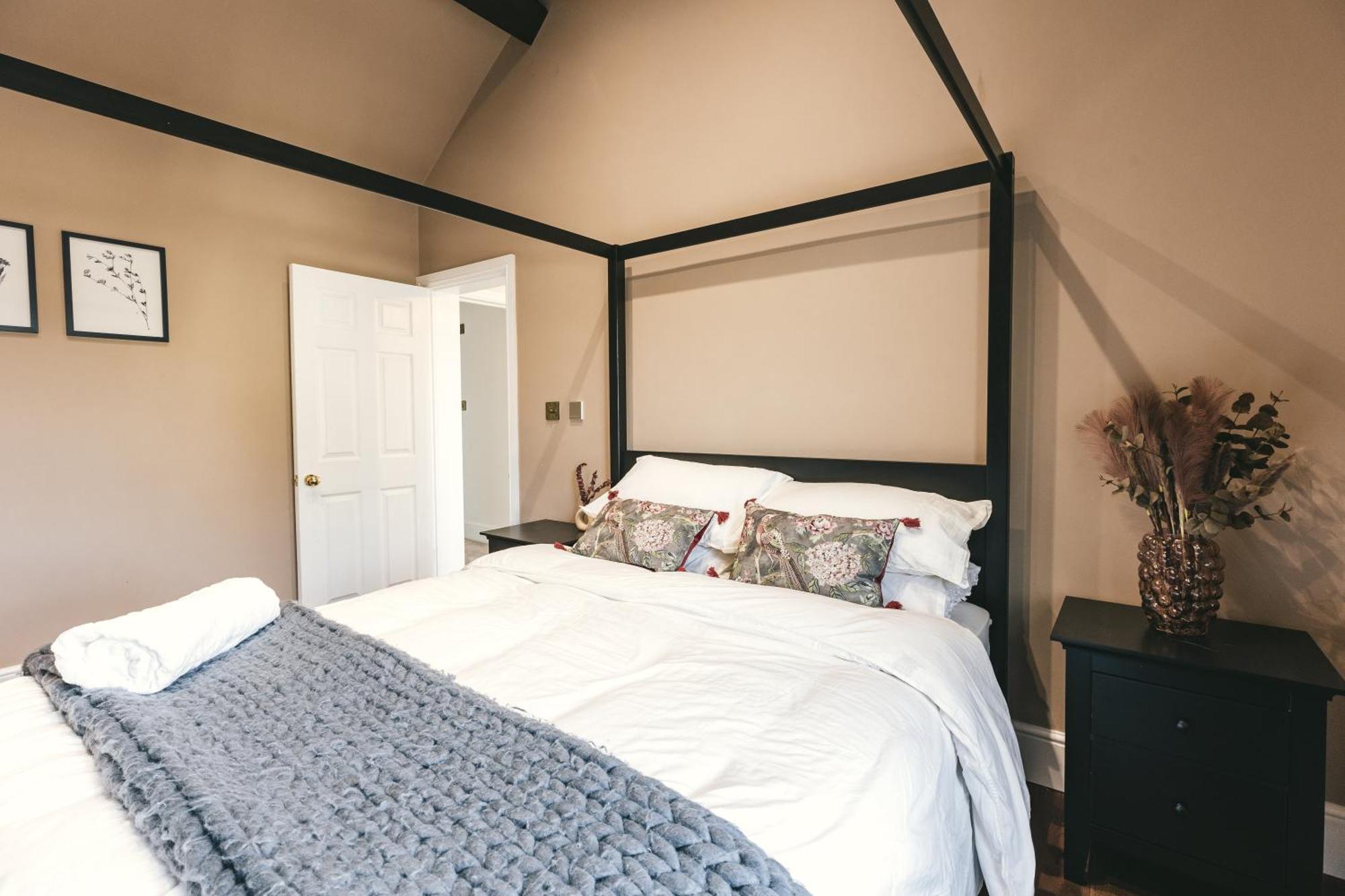 House With A Cinema And Games Room, Sleeps 17 Shrewsbury Bagian luar foto