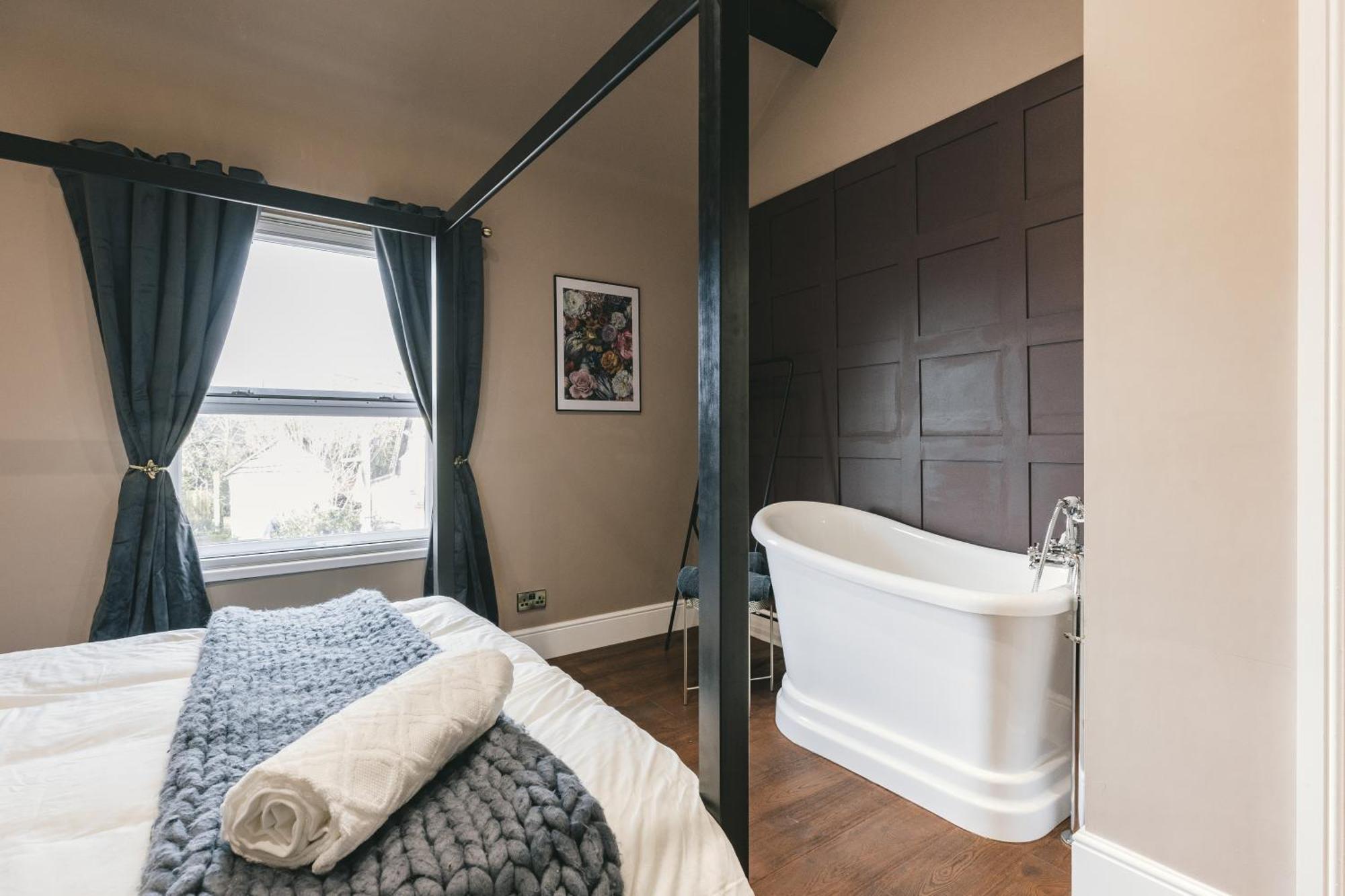 House With A Cinema And Games Room, Sleeps 17 Shrewsbury Bagian luar foto